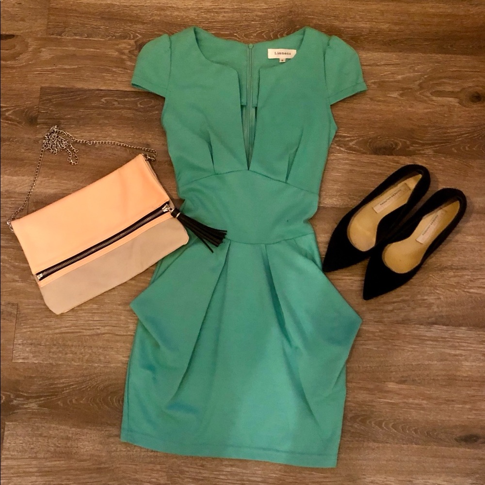 WORN ONCE: Short cap sleeve mint dress.